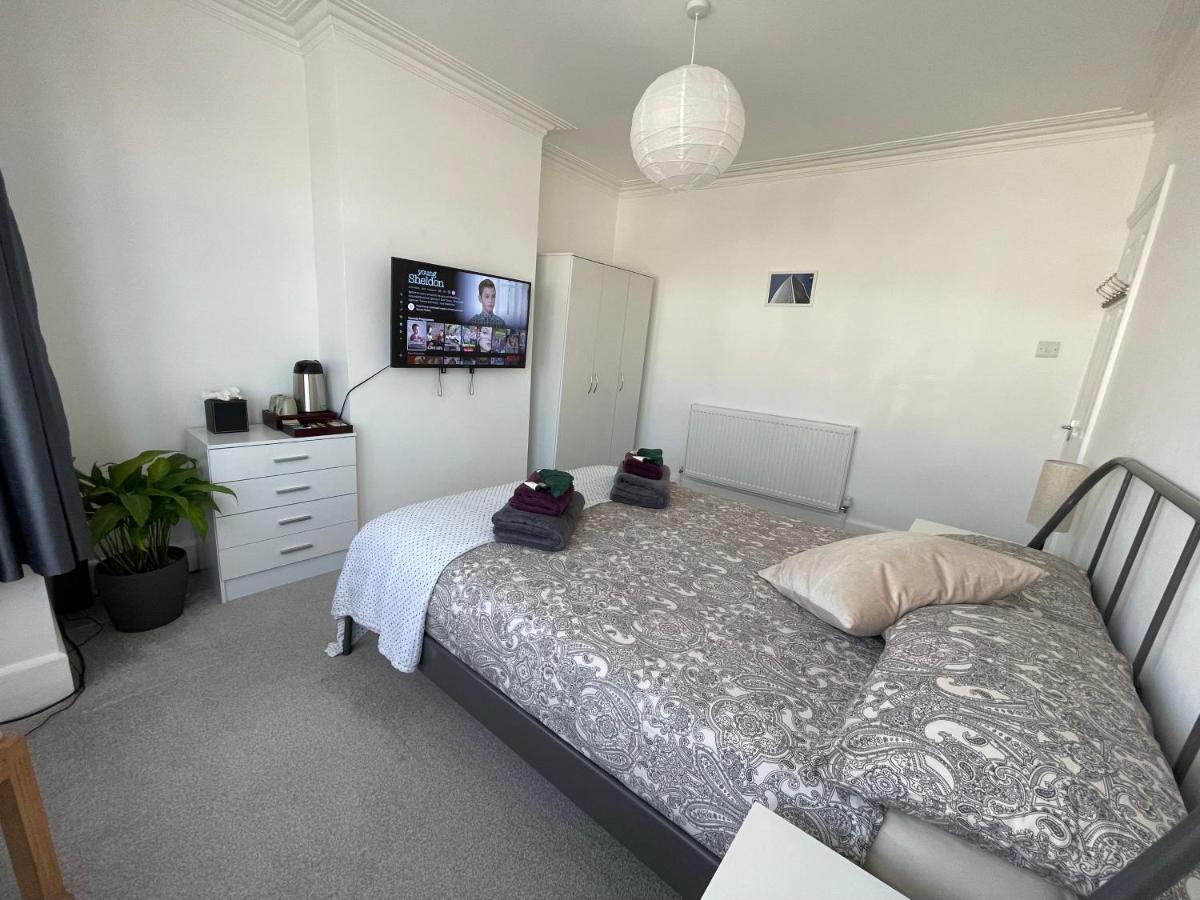 Double Bedroom With Tv In Sudbury Hill Wembley - 10 Mins From Wembley Stadium Harrow on the Hill Экстерьер фото